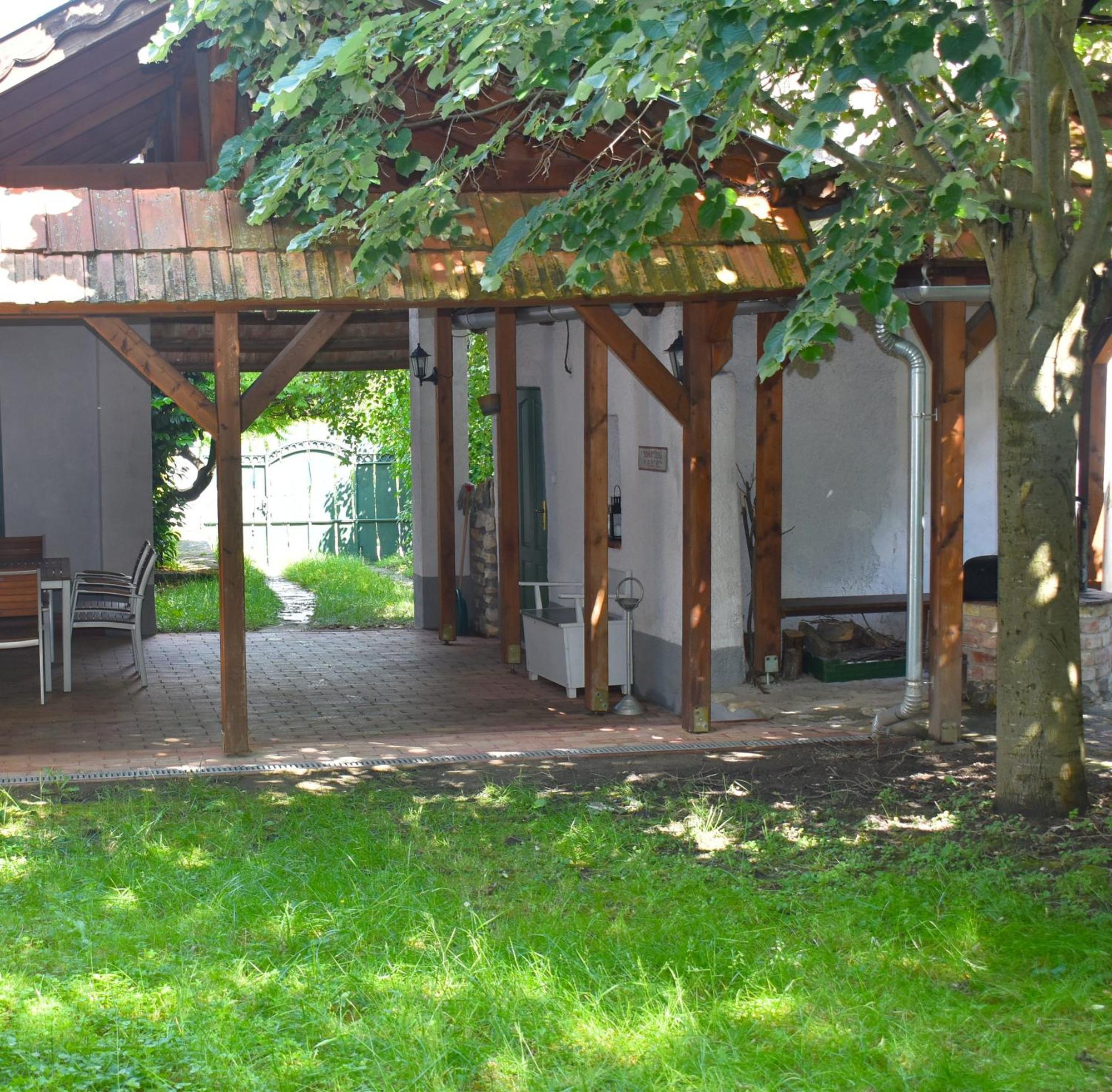 Balatoni Zoeldkapus Vendeghaz Villa Lesencetomaj Екстериор снимка